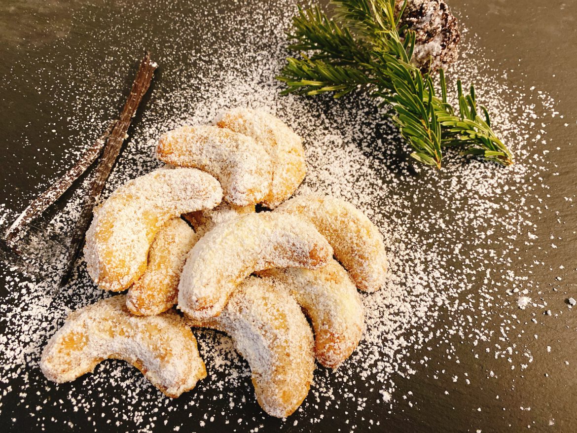 Vanillekipferl mit Vanilleschote auf Weihnachtsteller